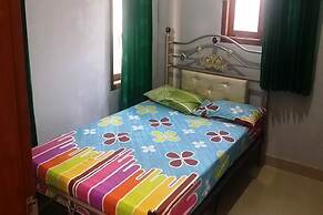 SPOT ON 93880 Guest House Bu Iin Syariah