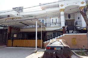 SPOT ON 93880 Guest House Bu Iin Syariah