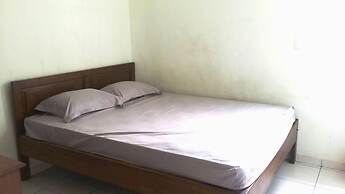 SPOT ON 93880 Guest House Bu Iin Syariah