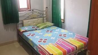 SPOT ON 93880 Guest House Bu Iin Syariah