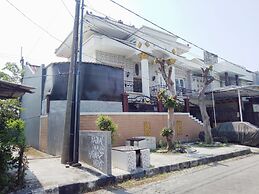 SPOT ON 93880 Guest House Bu Iin Syariah