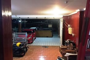 SPOT ON 93880 Guest House Bu Iin Syariah