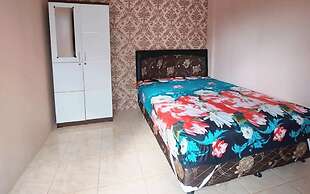 SPOT ON 93880 Guest House Bu Iin Syariah