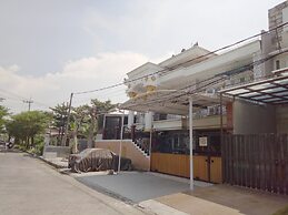 SPOT ON 93880 Guest House Bu Iin Syariah