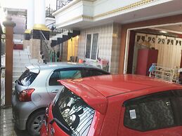 SPOT ON 93880 Guest House Bu Iin Syariah