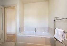 Spacious Home to Sleep 6 Just a Short Stroll From Kenmare