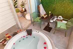 Luff Living Adult Only (+12)