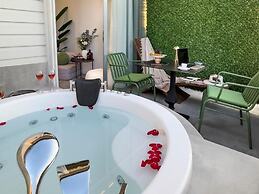 Luff Living Adult Only (+12)