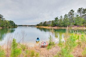 Toano Home w/ Screened Porch: Steps to Lake!