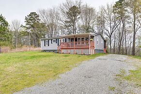 Toano Home w/ Screened Porch: Steps to Lake!