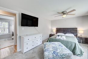 Toano Home w/ Screened Porch: Steps to Lake!