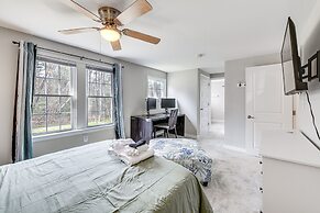 Toano Home w/ Screened Porch: Steps to Lake!