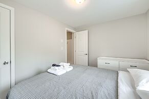 Toano Home w/ Screened Porch: Steps to Lake!