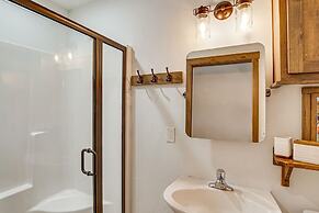 Cle Elum Cabin w/ Hot Tub, Fire Pit & Deck!