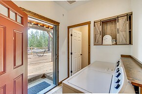 Cle Elum Cabin w/ Hot Tub, Fire Pit & Deck!