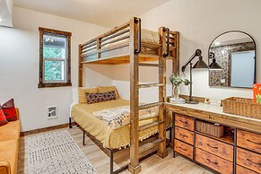 Cle Elum Cabin w/ Hot Tub, Fire Pit & Deck!