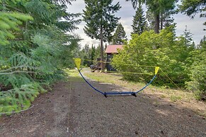 Cle Elum Cabin w/ Hot Tub, Fire Pit & Deck!