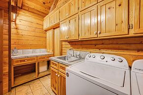 Broken Bow Cabin w/ Hot Tub & Fishing On-site!