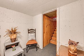 Broken Bow Cabin w/ Hot Tub & Fishing On-site!
