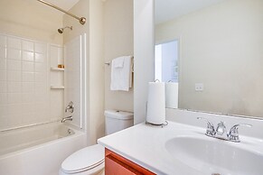 Cozy Greensboro Townhome w/ Community Pool & Grill