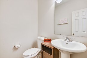 Cozy Greensboro Townhome w/ Community Pool & Grill