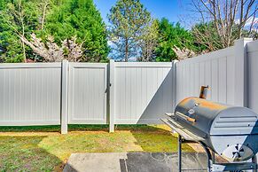 Cozy Greensboro Townhome w/ Community Pool & Grill
