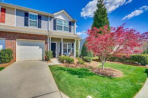 Cozy Greensboro Townhome w/ Community Pool & Grill