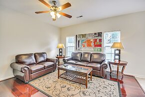 Cozy Greensboro Townhome w/ Community Pool & Grill