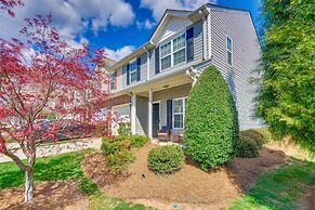 Cozy Greensboro Townhome w/ Community Pool & Grill