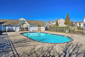 Cozy Greensboro Townhome w/ Community Pool & Grill