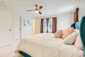 Cozy Greensboro Townhome w/ Community Pool & Grill