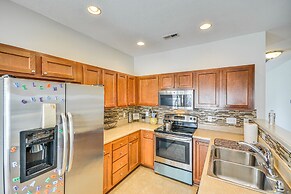 Cozy Greensboro Townhome w/ Community Pool & Grill