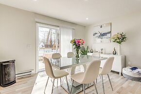 Chic Coolbaugh Township Getaway w/ Hot Tub!