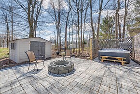Chic Coolbaugh Township Getaway w/ Hot Tub!