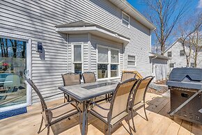 Chic Coolbaugh Township Getaway w/ Hot Tub!