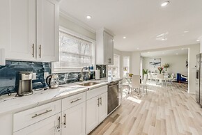 Chic Coolbaugh Township Getaway w/ Hot Tub!