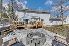Chic Coolbaugh Township Getaway w/ Hot Tub!