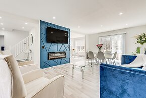 Chic Coolbaugh Township Getaway w/ Hot Tub!