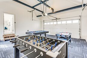 Chic Coolbaugh Township Getaway w/ Hot Tub!