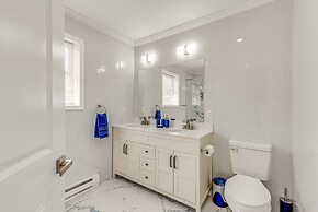 Chic Coolbaugh Township Getaway w/ Hot Tub!