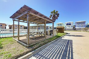 Beachfront Condo w/ Pool Access in Port Aransas