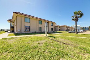 Beachfront Condo w/ Pool Access in Port Aransas