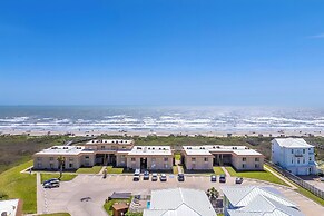 Beachfront Condo w/ Pool Access in Port Aransas