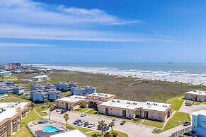Beachfront Condo w/ Pool Access in Port Aransas