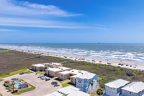 Beachfront Condo w/ Pool Access in Port Aransas