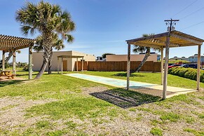 Beachfront Condo w/ Pool Access in Port Aransas