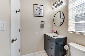 Luxe Newark Retreat w/ Rooftop Deck: Pets Welcome!