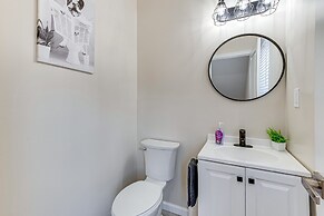 Luxe Newark Retreat w/ Rooftop Deck: Pets Welcome!