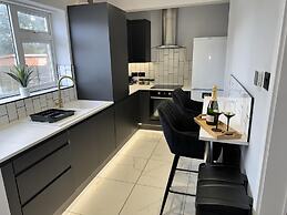 Impeccable 3-bed House in Walsall