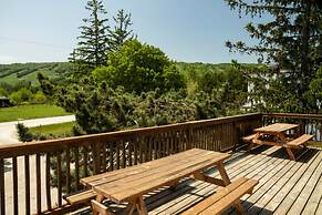 6 bdrm Cottage with Private Beach Access, BBQ, Outdoor Hot Tub, Sauna,